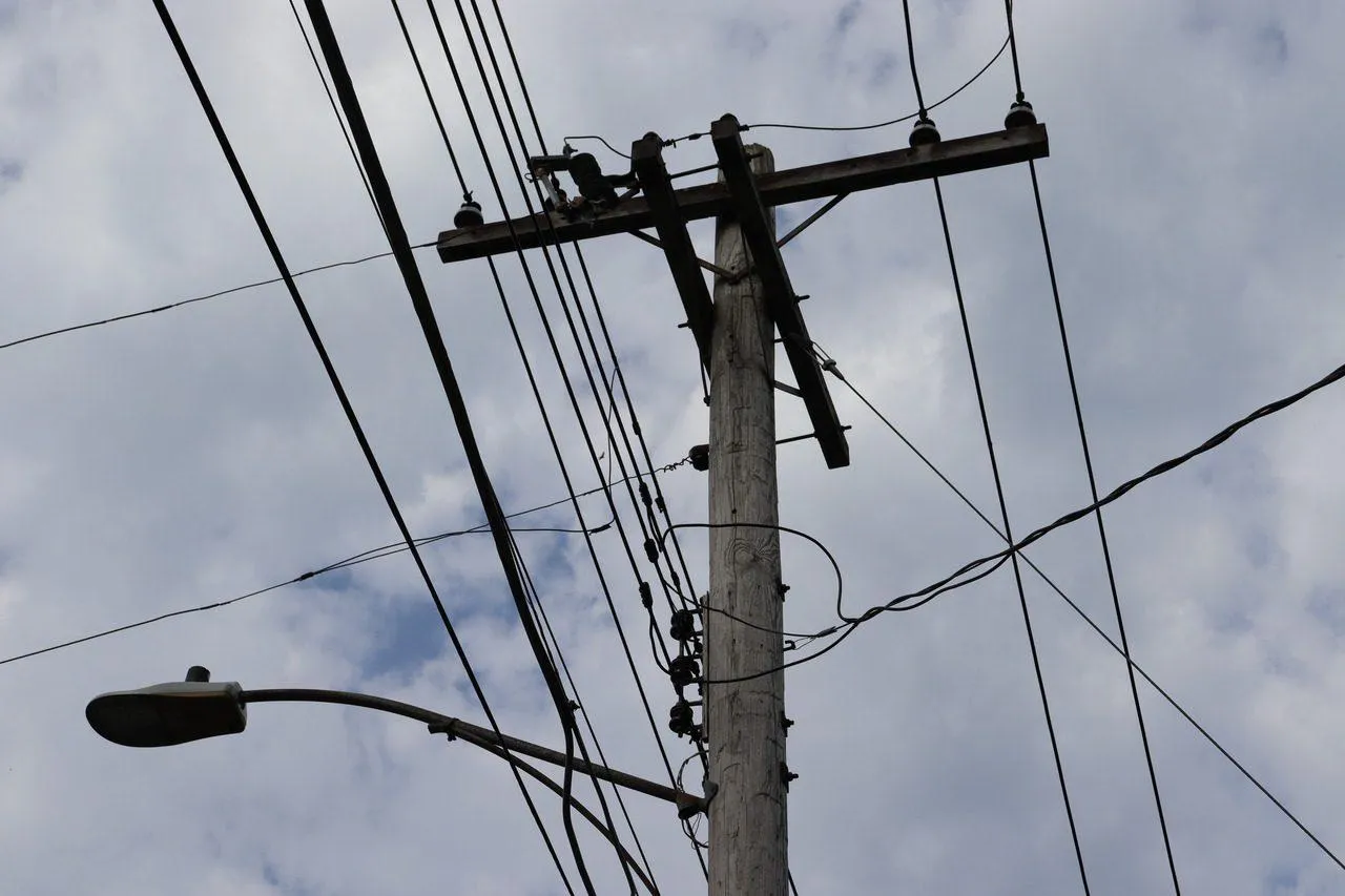 Covered Line Wire Coming from a Pole - KrisTech Wire