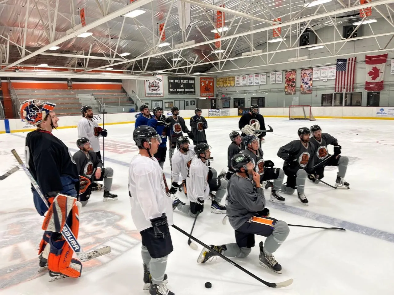 Jugadores de los Copper City Chiefs reunidos en el hielo - Foto vía Copper City Chiefs